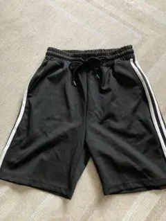 黒のハーフパンツ