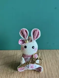 作家様　うさぎぬいぐるみ　花の冠付き A53 コード付きあみぐるみ（ウサギ／ピンク✕花冠） - メルカリ