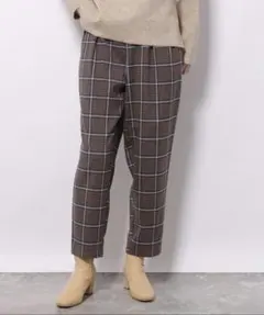 ストレッチタックテーパードパンツ