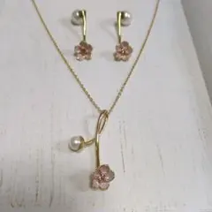 ぶ*み様 ヴァンドームブティック　花モチーフ ネックレス＆ピアスセット　ゴールド