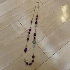 紫のロングネックレス