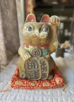 陶器 招き猫 幸運の置物　約34センチ✖️25センチ 右手上げ　古い招き猫 陶器 招き猫 幸運の置物 約34センチ✖️25センチ 右手上げ 古い招き猫