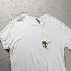 DIVIDED 白Tシャツ　ヤシの木　胸ポッケのサムネイル