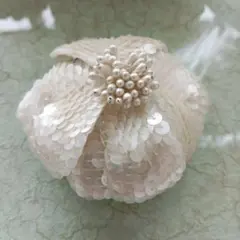 ドルチェ&ガッバーナコサージュ ブローチ 花 スパンコール　パール　白のサムネイル