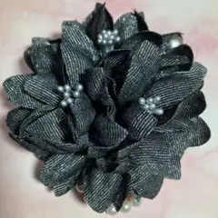 花形ブローチ パールビーズ付き 黒とシルバー