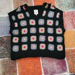 TITICACA ニットベスト 花柄モチーフ ブラック Fサイズのサムネイル