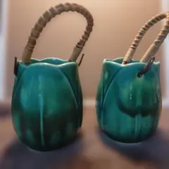 深い緑色の花びらデザインの陶器製花瓶