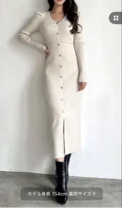 新品　リゼクシー　ワンピース ゴールドボタンタイトニ ットワンピース　アイボリー