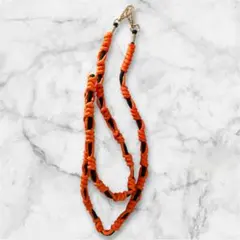 【春夏のアクセントに】オレンジ×ブラックのパラコードスマホショルダー