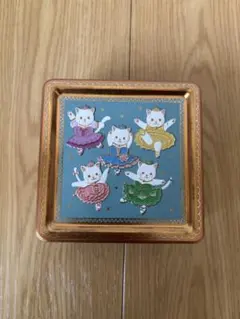 【美品】猫のバレリーナデザインの空き缶〈青山デカーボ〉