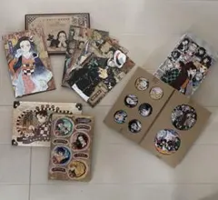 鬼滅の刃　缶バッチ、キャラシール、絵葉書セット