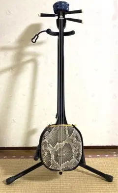 良品】 三味線 本蛇皮 黒漆 太さ2.4cm 和楽器 弦楽器 2025年