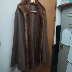 ★ブラウン ヘリンボーン マント（袖・ボタン無し） ファー付き 着丈95cm