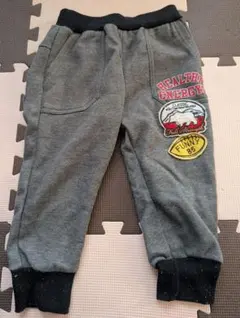 グレーの刺繍入り長ズボン