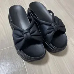 リボンデザイン ブラック プラットフォームサンダル