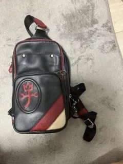 ロゴ刺繍付き黒赤ショルダーバッグ