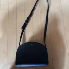 APC 黒の半月型ショルダーバッグ