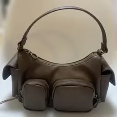 ブラウン ポケット付きハンドバッグ