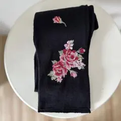 【Lake Alister】花柄刺繍のマフラー ブラック