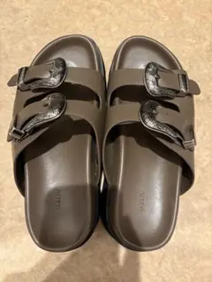 AMERI MEDI WESTERN BUCKLE SANDALS（グレージュM