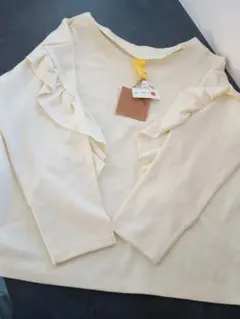 フリルデザインのクリーム色長袖トップス