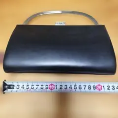 黒のフォーマルなハンドバッグ