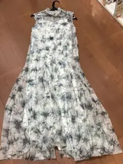 ノエラ　花柄ロングワンピース
