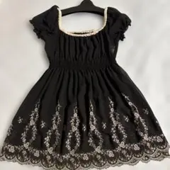 レストローズ　黒 刺繍入り 半袖ブラウス スクエアネックチュニックのサムネイル