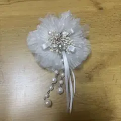 【一度使用・美品】組曲 KUMIKYOKUパールコサージュ ホワイト 花のサムネイル