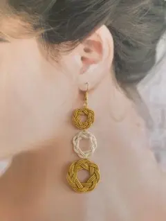 縦3連相生結びのピアス　水引アクセサリー　イエロー（金茶）　【ハンドメイド】