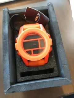 目立つNIXON NEONオレンジ デジタル腕時計のサムネイル