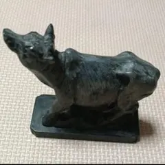 【天然石・骨董】牛 置物 石彫 彫刻 文鎮 ペーパーウェイト 黒石 縁起物