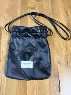 黒い巾着型ショルダーバッグ