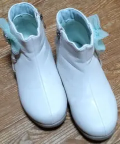 キッズホワイト、リボン付きブーツ　サイズ19㎝