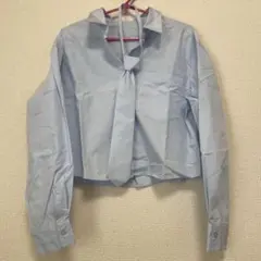 ライトブルー クロップドシャツ ネクタイ付き