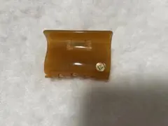 オレンジ色のヘアクリップ 小型