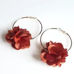 ピアス　フープ　花モチーフ　フラワー　ゴールド　ブラウン　ドレスアップ　耳飾り