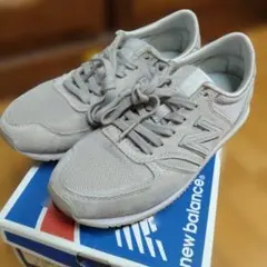 グレー スニーカー