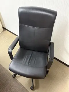黒いオフィスチェア 合成皮革製
