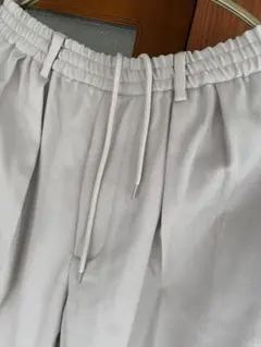 ライトグレー スラックス