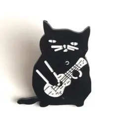 ギターを弾くシュールな黒猫のピンバッジ