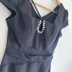 ビジュー付きブラックタイトドレス