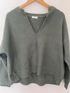 グリーン Vネック ニット 長袖