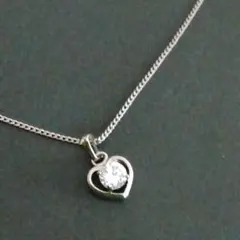ハートモチーフのネックレス　シルバー系