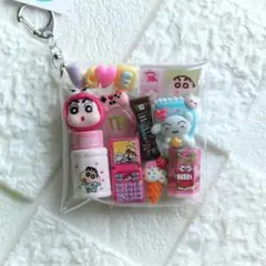 ガチャ詰め風ポーチ　クレヨンしんちゃん　ミニチュアキーホルダー