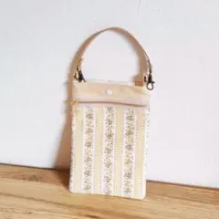 小花柄のスマホポシェット　ハンドメイド