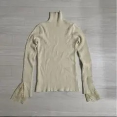 新品未使用／クリーム色 タートルネック ニット