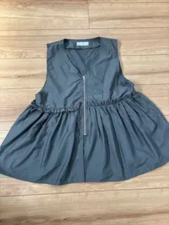 値下げ！グレー フリル付き ノースリーブベスト