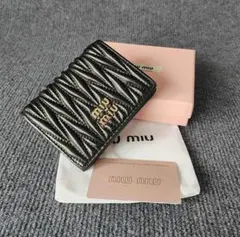 極美品✨MIU MIU ブラック レザー 二つ折り財布 大人気