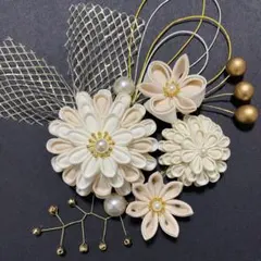 つまみ細工髪飾り　生成り×薄ベージュ 成人式　卒業式　結婚式　袴　着物